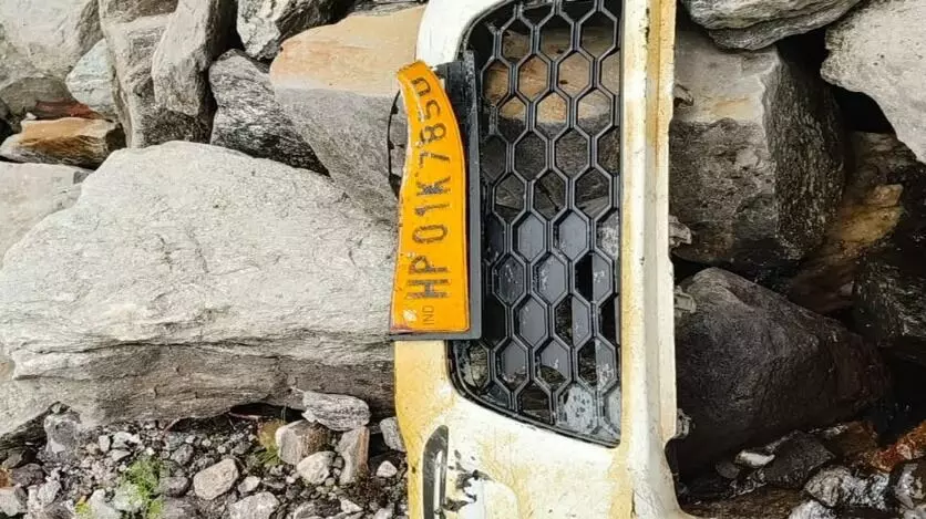 खाई में गिरी बेकाबू कार-चली गई चार लोगों की जान- एक ही हालत मरणासन्न खाई में गिरी बेकाबू कार-चली गई चार लोगों की जान- एक ही हालत मरणासन्न