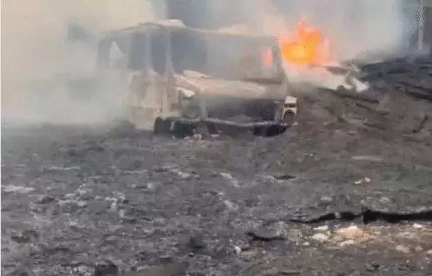 नवी मुंबई के मार्केट के पास गोदाम में आग-कई गाड़ियां चढ़ी भेंट ..... नवी मुंबई के मार्केट के पास गोदाम में आग-कई गाड़ियां चढ़ी भेंट .....