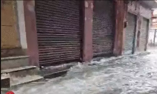 पड़ी बारिश की मार-गलियां बनी तालाब- करनी पड़ी स्कूलों की छुट्टी पड़ी बारिश की मार-गलियां बनी तालाब- करनी पड़ी स्कूलों की छुट्टी