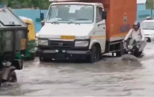 बारिश में बुरी तरह से नहाई राजधानी दिल्ली में हाईवे पर भरा पानी .... बारिश में बुरी तरह से नहाई राजधानी दिल्ली में हाईवे पर भरा पानी ....