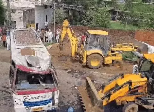 कार की टक्कर से बेकाबू हुई सवारियों से भरी बस पलटी-8 लोगों की मौत-JCB कार की टक्कर से बेकाबू हुई सवारियों से भरी बस पलटी-8 लोगों की मौत-JCB