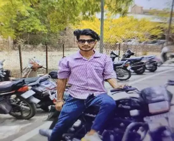 REEL के चक्कर में गंवा बैठा जान-वीडियो बनाते समय 50 फीट ऊंचाई से.. REEL के चक्कर में गंवा बैठा जान-वीडियो बनाते समय 50 फीट ऊंचाई से..