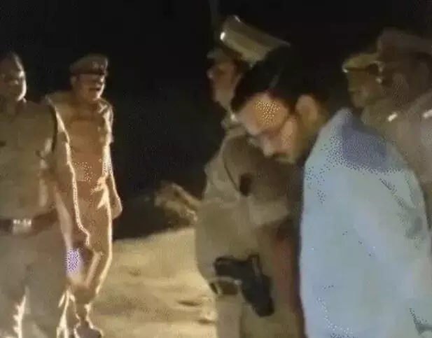 ताजिया जुलूस के दौरान चली गोलियां-घायल हुए लोग हायर सेंटर रेफर ताजिया जुलूस के दौरान चली गोलियां-घायल हुए लोग हायर सेंटर रेफर