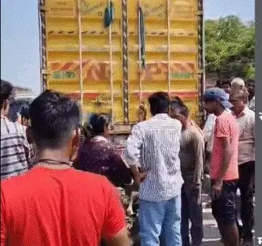 कंटेनर की टक्कर से वकील और उनकी मां 20 फीट उछलकर गिरे- मौके पर.. कंटेनर की टक्कर से वकील और उनकी मां 20 फीट उछलकर गिरे- मौके पर..
