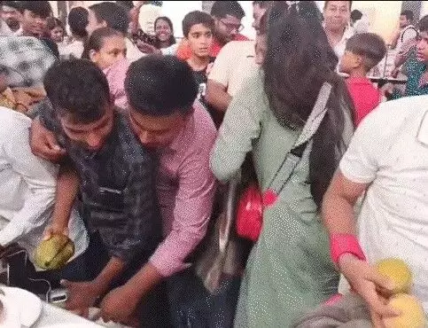 आम महोत्सव में मची लूट- महिलाओं ने पल्लू में बांधी आम की गठरी