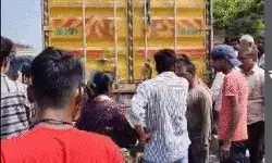 कंटेनर की टक्कर से वकील और उनकी मां 20 फीट उछलकर गिरे- मौके पर.. कंटेनर की टक्कर से वकील और उनकी मां 20 फीट उछलकर गिरे- मौके पर..