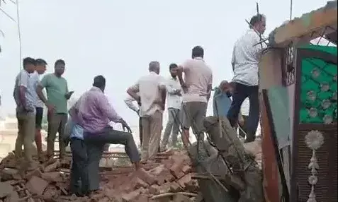 पड़ी बारिश की मार-निर्माणाधीन चार मंजिला मकान भरभराकर गिरा-मजदूर और.