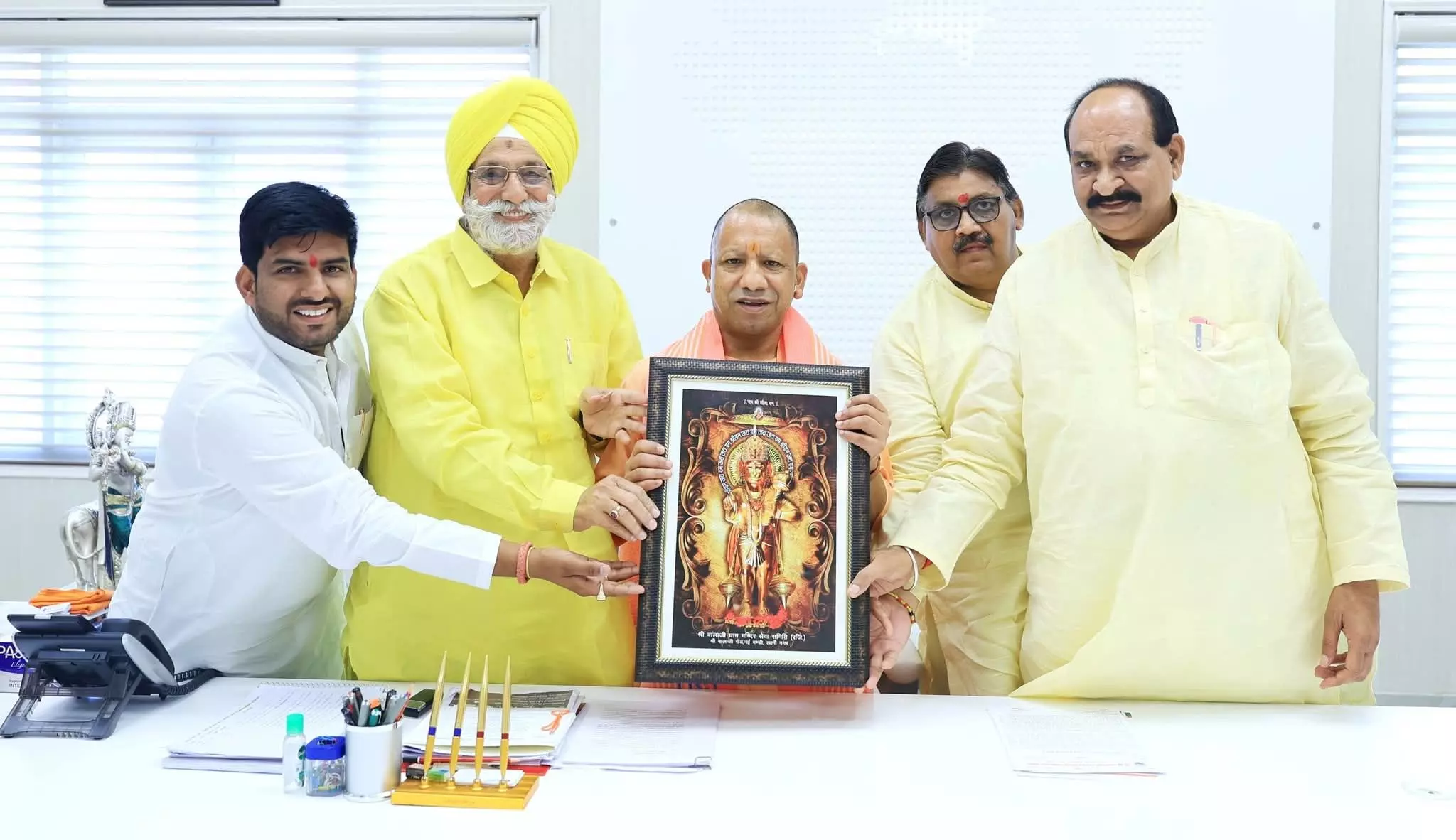CM योगी से लखनऊ में मिले नेता - मुजफ्फरनगर आने का दिया निमंत्रण CM योगी से लखनऊ में मिले नेता - मुजफ्फरनगर आने का दिया निमंत्रण