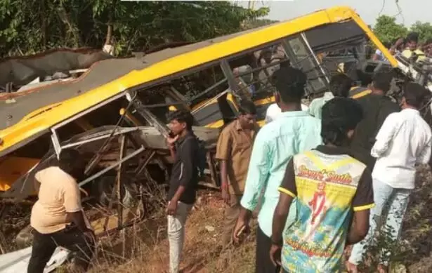 ट्रैक पार करते समय ट्रेन से टकराई स्कूल वैन- मौके पर चीख पुकार