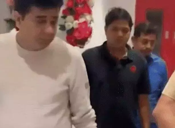 भाषा विवाद-रोक के बावजूद रैली करने जा रहा मनसे नेता हिरासत में लिया भाषा विवाद-रोक के बावजूद रैली करने जा रहा मनसे नेता हिरासत में लिया