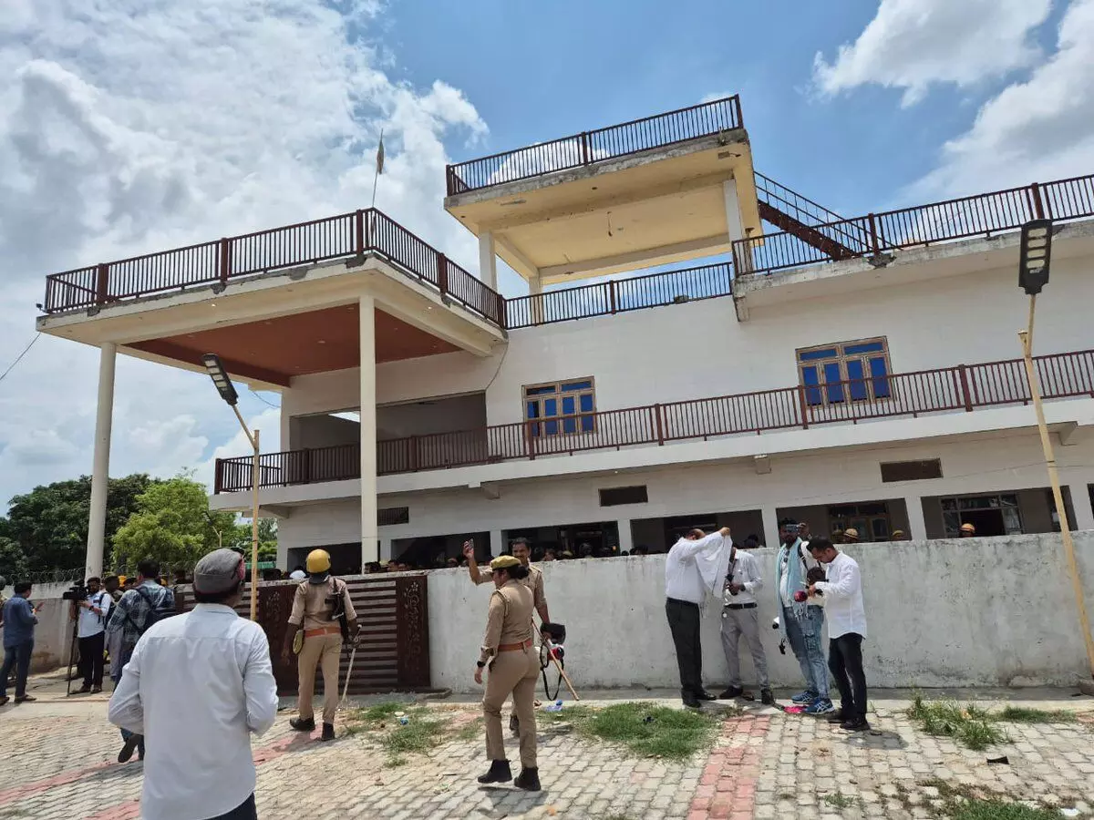 छांगुर बाबा की करोड़ों की कोठी पर चल रहा बुलडोजर-गर्लफ्रेंड के नाम पर छांगुर बाबा की करोड़ों की कोठी पर चल रहा बुलडोजर-गर्लफ्रेंड के नाम पर