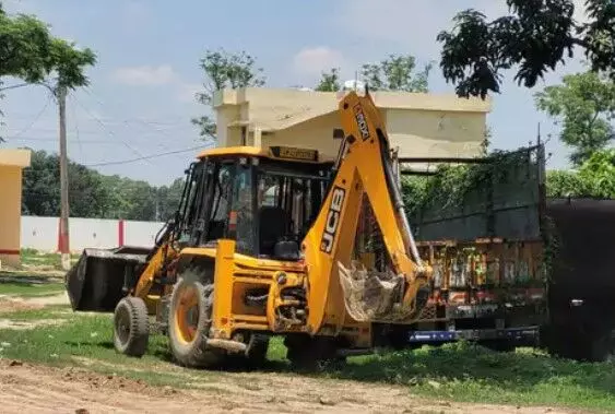 खेत पर जा रही महिला की JCB में ले ली जान- मौके से ड्राइवर... खेत पर जा रही महिला की JCB में ले ली जान- मौके से ड्राइवर...
