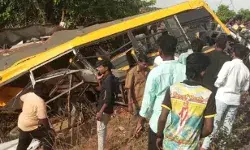 ट्रैक पार करते समय ट्रेन से टकराई स्कूल वैन- मौके पर चीख पुकार ट्रैक पार करते समय ट्रेन से टकराई स्कूल वैन- मौके पर चीख पुकार