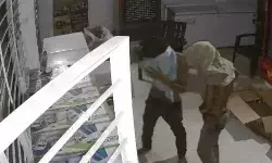 दारु शॉप पर चोरों का धावा- लाखों की नगदी एवं दारू की बोतल लेकर... दारु शॉप पर चोरों का धावा- लाखों की नगदी एवं दारू की बोतल लेकर...