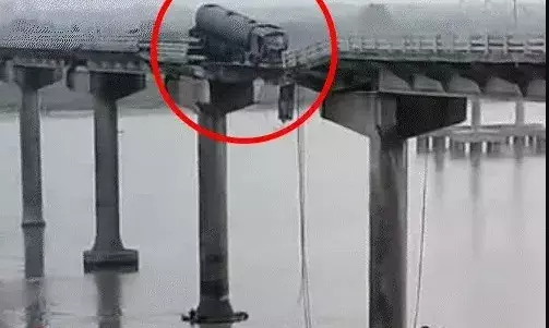 पुल टूटने से दो ट्रक और एक बोलेरो समेत चार गाड़ियां नदी में गिरी ...
