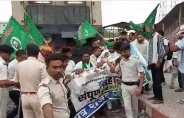 वोटर वेरीफिकेशन के विरोध में महागठबंधन का बंद- रोकी ट्रेनें- हाईवे जाम वोटर वेरीफिकेशन के विरोध में महागठबंधन का बंद- रोकी ट्रेनें- हाईवे जाम
