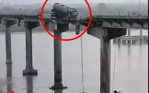 पुल टूटने से दो ट्रक और एक बोलेरो समेत चार गाड़ियां नदी में गिरी ...