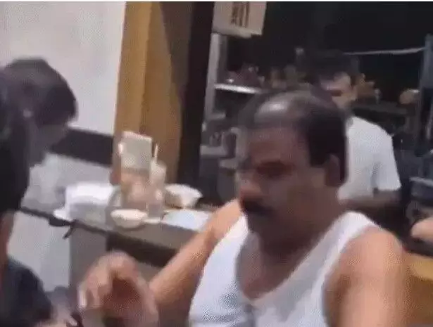 कैंटीन कर्मी की कुटाई कर बोले शिवसेना विधायक- मुझे कोई पछतावा नहीं कैंटीन कर्मी की कुटाई कर बोले शिवसेना विधायक- मुझे कोई पछतावा नहीं