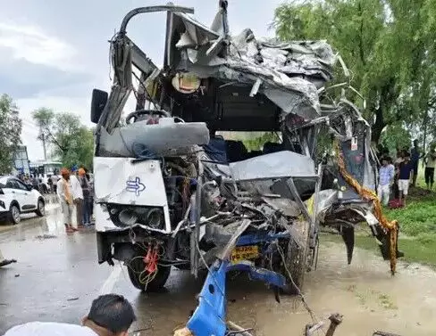 डंपर के साथ हुई टक्कर में उडे रोडवेज बस के परखच्चे-सीटों पर फंसे यात्री