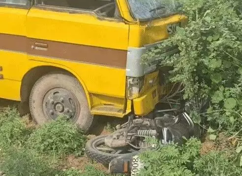 स्कूल बस की टक्कर से बाइक सवार पिता पुत्र की मौत- महिला घायल