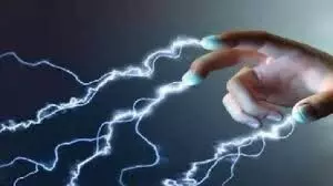 करंट लगने से महिला की मौत- परिवार के तीन सदस्य हुए घायल