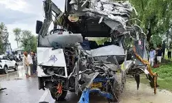 डंपर के साथ हुई टक्कर में उडे रोडवेज बस के परखच्चे-सीटों पर फंसे यात्री