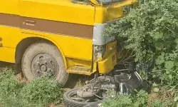 स्कूल बस की टक्कर से बाइक सवार पिता पुत्र की मौत- महिला घायल