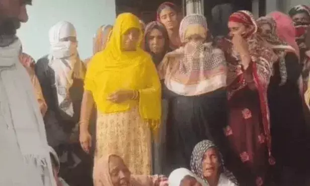 भरभराकर गिरे मकान के मलबे में ड्राइवर की फैमिली दबी-8 साल के बेटे की