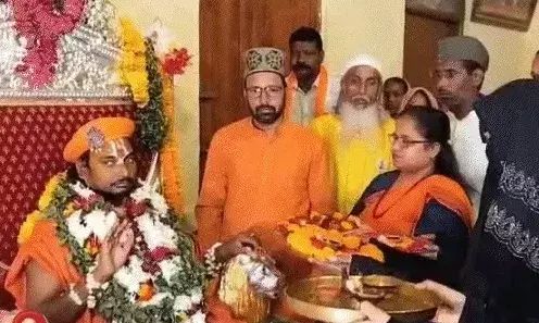 गुरु पूर्णिमा पर मुस्लिम समाज के लोगों ने जगत गुरु की आरती उतारी और.