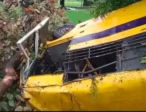 दिन निकलते ही पलटी स्कूल बस- टीचर समेत कई गंभीर- सभी हायर सेंटर..