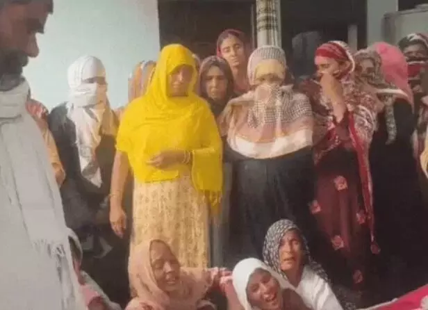 भरभराकर गिरे मकान के मलबे में ड्राइवर की फैमिली दबी-8 साल के बेटे की