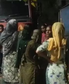 बिजली कड़कने के साथ गिरी झुग्गी की दीवार- नाले में बही महिला