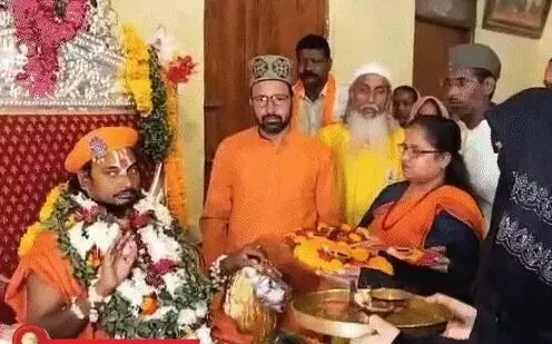 गुरु पूर्णिमा पर मुस्लिम समाज के लोगों ने जगत गुरु की आरती उतारी और.