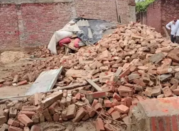 बारिश के दौरान हादसा- टीन शेड की दीवार गिरने से दबा दंपति- पति की मौत