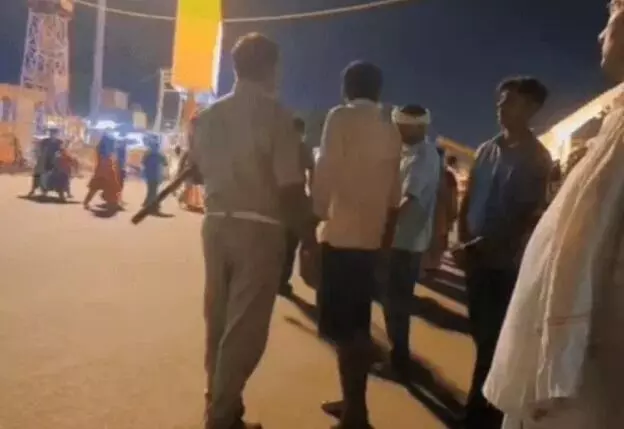 सिपाही ने रिक्शे वाले से ली रिश्वत- वीडियो वायरल होते ही लाइन हाजिर सिपाही ने रिक्शे वाले से ली रिश्वत- वीडियो वायरल होते ही लाइन हाजिर
