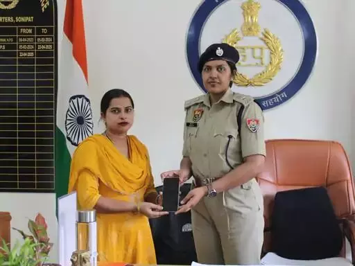 करीब 18 लाख रुपए के गुमशुदा 65 मोबाइल मालिकों को सौंपे करीब 18 लाख रुपए के गुमशुदा 65 मोबाइल मालिकों को सौंपे