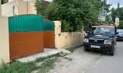 AC के बहाने घर में घुसे बदमाशों ने अफसर की पत्नी का गला रेता-गहने .. AC के बहाने घर में घुसे बदमाशों ने अफसर की पत्नी का गला रेता-गहने ..