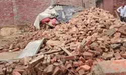 बारिश के दौरान हादसा- टीन शेड की दीवार गिरने से दबा दंपति- पति की मौत बारिश के दौरान हादसा- टीन शेड की दीवार गिरने से दबा दंपति- पति की मौत