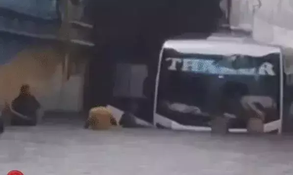 अंडरपास में स्टूडेंट से भरी बस डूबी- घंटे भर तक पानी में फंसे रहे....