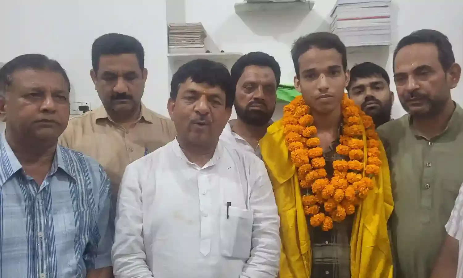 रिक्शा चालक और श्रमिक परिवारों के बेटों ने NEET में रच दिया इतिहास