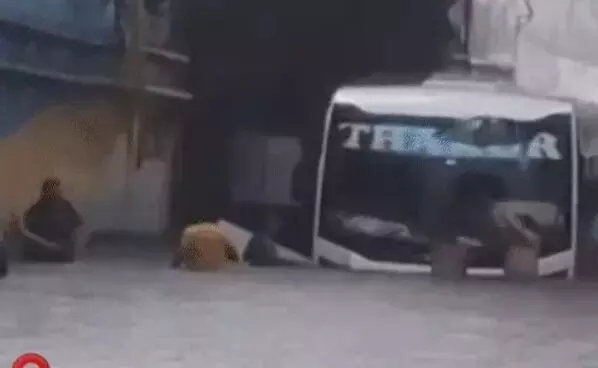 अंडरपास में स्टूडेंट से भरी बस डूबी- घंटे भर तक पानी में फंसे रहे....