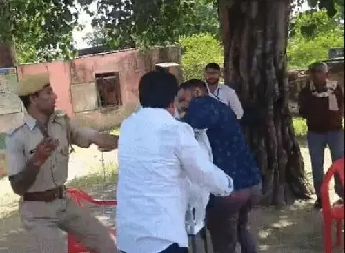 उपचुनाव में SDM की कुटाई करने वाले नेता को मिली जमानत उपचुनाव में SDM की कुटाई करने वाले नेता को मिली जमानत
