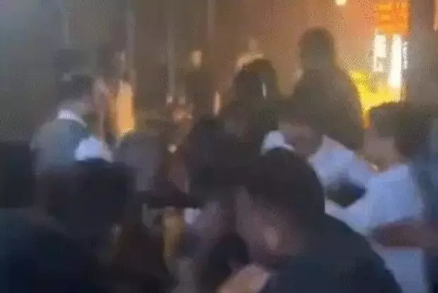 रेस्टोरेंट में डांस को लेकर बवाल- लड़के लड़कियों में जमकर मारपीट