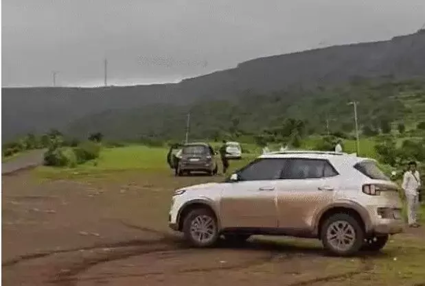 REEL बनाते समय हादसा- स्टंट दिखा रहा युवक कार समेत खाई में गिरा