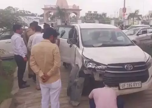 तेज रफ्तार गाड़ी की टक्कर से डीएम की गाड़ी से टकराई बाइक