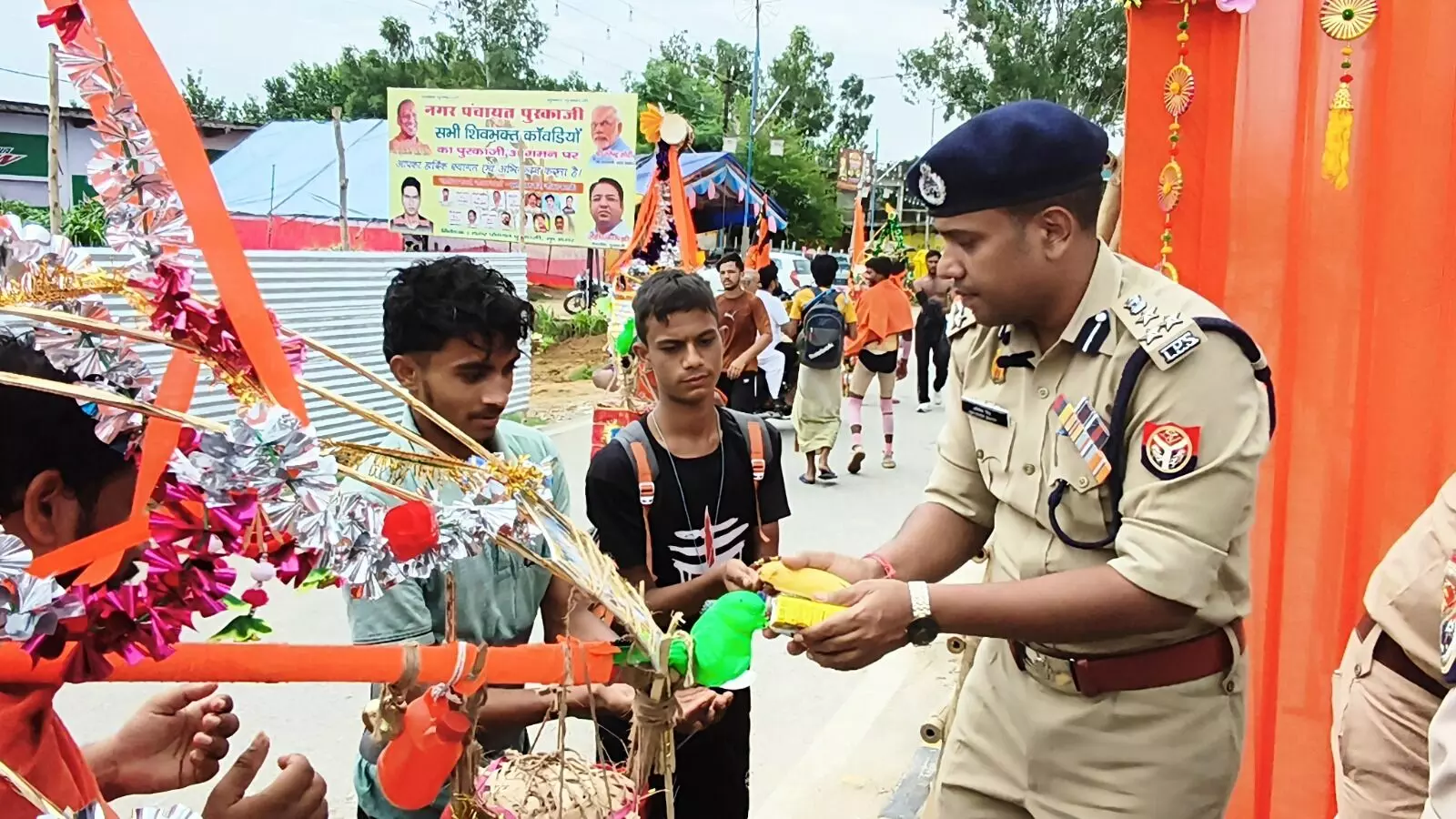 डीआईजी ने चेक की व्यवस्था-कांवड़ियों का हाल जानकर आहार किया वितरित