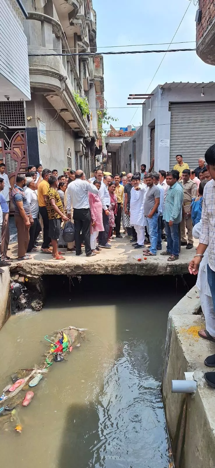 मंत्री कपिल ने जलभराव प्रभावित क्षेत्रो का पैदल निरीक्षण कर दिये निर्देश मंत्री कपिल ने जलभराव प्रभावित क्षेत्रो का पैदल निरीक्षण कर दिये निर्देश