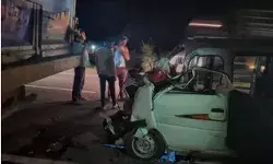 खड़े डंपर में घुसी कार के उड़े परखच्चे-गाड़ी में सवार 7 लोगों में से..