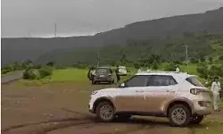 REEL बनाते समय हादसा- स्टंट दिखा रहा युवक कार समेत खाई में गिरा REEL बनाते समय हादसा- स्टंट दिखा रहा युवक कार समेत खाई में गिरा