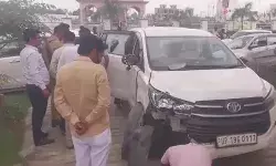 तेज रफ्तार गाड़ी की टक्कर से डीएम की गाड़ी से टकराई बाइक तेज रफ्तार गाड़ी की टक्कर से डीएम की गाड़ी से टकराई बाइक